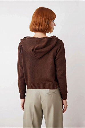 Kadın Kahverengi Oversize Triko Kazak Kapüşonlu V Yaka Düğmeli Düşük Kol Kış ve Sonbahar Şıklığı