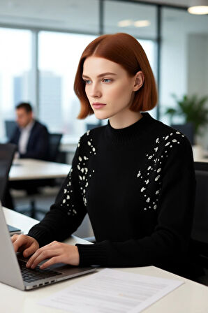 Kadın Uzun Boy Düşük Kol Dik Yaka Triko Kazak İşlemeli Tasarımıyla Soğuk Günlerin Vazgeçilmezi