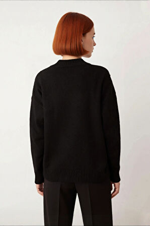 Kadın Uzun Boy Düşük Kol Dik Yaka Triko Kazak İşlemeli Tasarımıyla Soğuk Günlerin Vazgeçilmezi