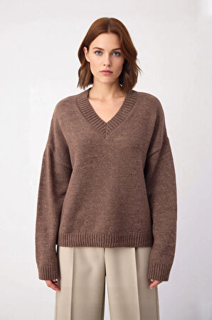 Kadın V Yaka Triko Kazak Geniş Kalıbı ve Yumuşak Dokusuyla Soğuk Havalarda Konforlu Bir Deneyim