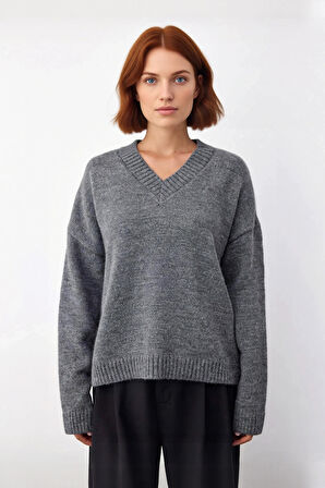 Kadın V Yaka Triko Kazak Geniş Kalıbı ve Yumuşak Dokusuyla Soğuk Havalarda Konforlu Bir Deneyim