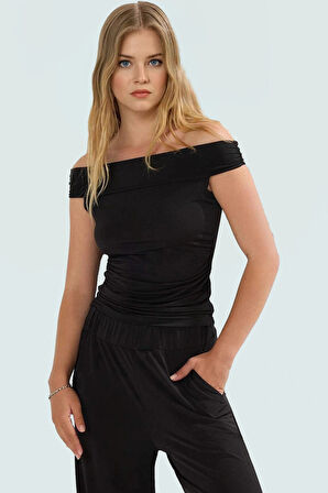 Esnek Örme Kumaş Bluz Pantolon Takım Carmen Yaka ve Geniş Paça ile Mükemmel Konfor