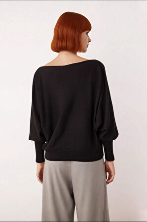 Kadın Oversize Triko Kazak Kayık Yaka ve Yarasa Kol Detaylı Kış Bahar Gardıroplarının