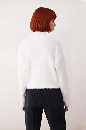 Modern Kadın Ekru Regular Kalıp Düşük Kol Dik Yaka Crop Triko Kazak Saç Örgü Detaylı Günlük Şıklık