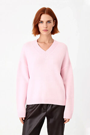 Kadın V Yaka Triko Kazak Geniş Kalıbı ve Yumuşak Dokusuyla Soğuk Havalarda Konforlu Bir Deneyim