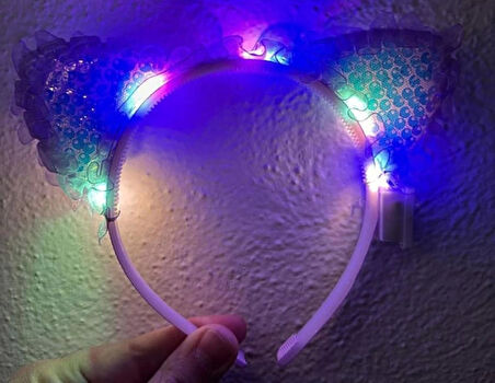 Çocuk Kenarları Dantelli Mor Pullu Payetli Led Işıklı Kedi Kulak Taç 17x19 cm