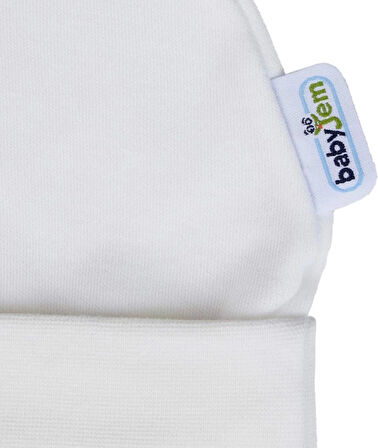 Beyaz Yenidoğan Bebe Şapkası ile Isı Koruması ve Hassas Ciltlere Uygun Tasarım