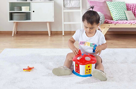 Çocuk Dolu Sevimli Bultak Ev Kilitli Kapı