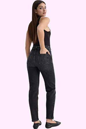 Kadın Mom Jean Pantolon Rahat Kesim Denim Kumaş Günlük Kullanım Yaz Aylarının Vazgeçilmezi