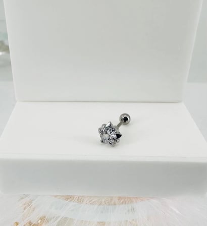 Rodyum Zirkon Taşlı Uç Kısmı : Pirinç Kıkırdak Bar Uzunluğu : 6 Mm / Bar Kalınlığı 0.8 Mm / Top Boyu 3 Mm - Pt0028