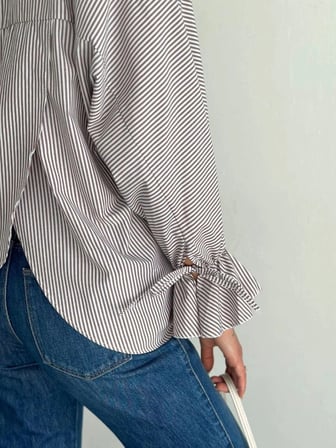 Kadın Arkası Asimetrik Yırtmaç Kesim Detaylı Cizgili Bluz Gömlek - Gri