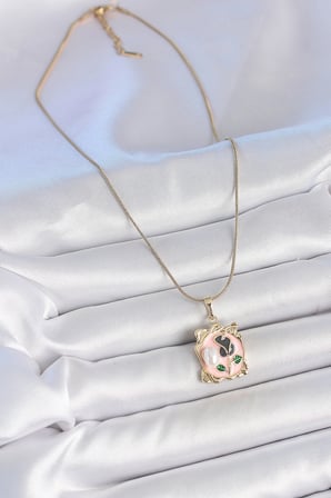 316L Çelik Gold Renk Zincir Pembe Mineli Çiçek İşlemli İnci Detay Portre Model Kadın Kolye