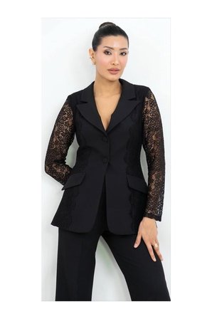 Dantel Detaylı Blazer Takım
