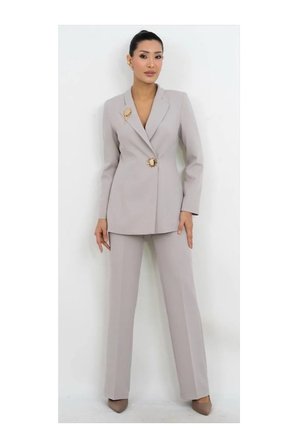 Gold Aksesuar Detaylı Blazer Ceket Pantolon Takım