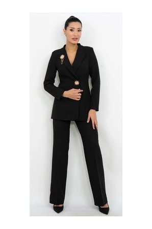 Gold Aksesuar Detaylı Blazer Ceket Pantolon Takım