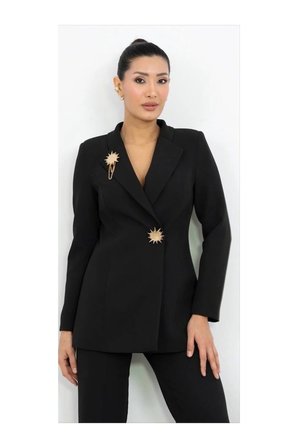 Gold Aksesuar Detaylı Blazer Ceket Pantolon Takım