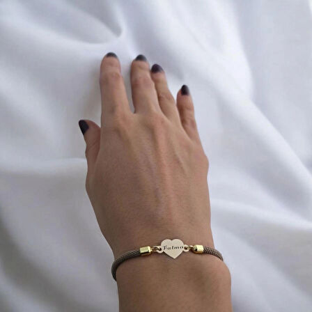 Şık Kalp Figürlü ve Kahverengi Örgülü 14 Ayar Altın Plakalı Fatma Bilekliği