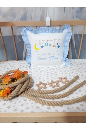 Nakışlı Kırlent Bebek İsimli 40x40 Cm İçi Dolgulu Fırfırlı Kırlent