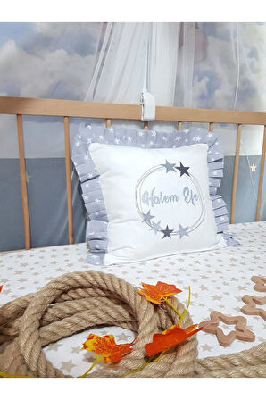 Nakışlı Kırlent Bebek İsimli 40x40 Cm İçi Dolgulu Fırfırlı Kırlent