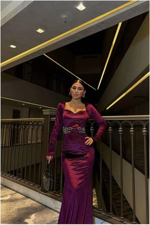 STR STORE Kadife Kumaş Taş Abiye Yaka Kalp Elbise Detaylı · Renk: Saks · Beden: M GBZS