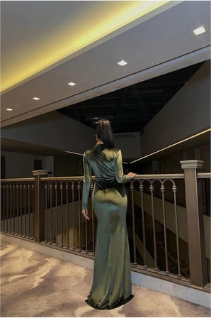 STR STORE V Uzun Taş Abiye Yaka Elbise Kollu Detaylı · Renk: Zümrüt · Beden: M GBZS