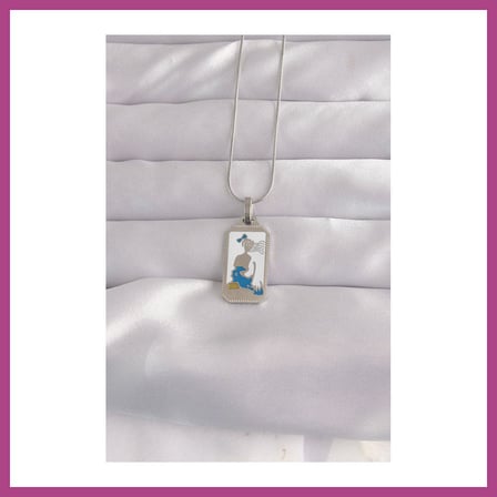 STR STORE 316L Çelik Gümüş Renk Beyaz Mineli Kız Figür Tarot Kolye GBZS