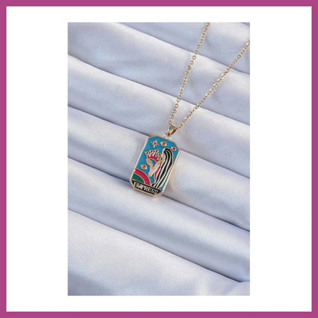 STR STORE 316L Çelik Zincir Gold Renk Taç ve Kız Figürlü Renkli Mineli Tarot Kolye GBZS