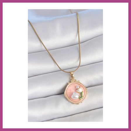 STR STORE 316L Çelik Gold Renk Zincir Pembe Mineli İncili Çiçek İşlemeli Portre Model Kadın Kolye GBZS