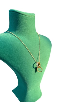 Taşlı İkili Yüzük Figürlü Gold Kolye – Kararmaz Çelik, Anlamlı ve Şık Tasarım