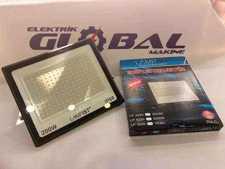 Lampist 200W Led Projektor – 20000 Lumen Yuksek İ̇Sikli İ̇P66 Su Gecirmez 6500K Beyaz İ̇Sik Dis Mekan Bahce Ve Santiye Aydinlatmasi