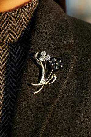 Kristal Taş Detaylı Gümüş Ton Çiçek Formlu Zarif Metal Broş Aksesuar