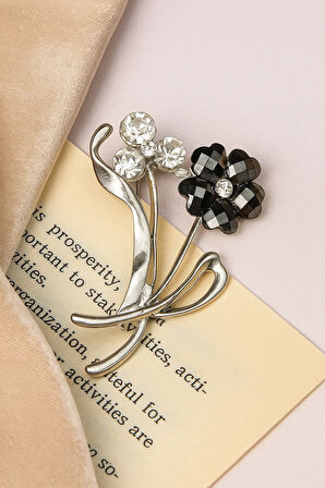 Kristal Taş Detaylı Gümüş Ton Çiçek Formlu Zarif Metal Broş Aksesuar