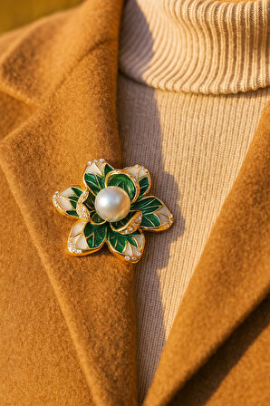 Zümrüt Yeşili İnci Detaylı Altın Renk Çiçek Formlu Broş