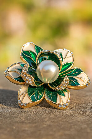 Zümrüt Yeşili İnci Detaylı Altın Renk Çiçek Formlu Broş