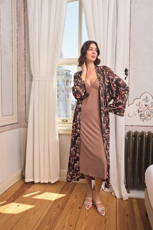 Yaprak Desenli Yırtmaçlı Dantelli Ve Dekolteli Sabahlık Takımı