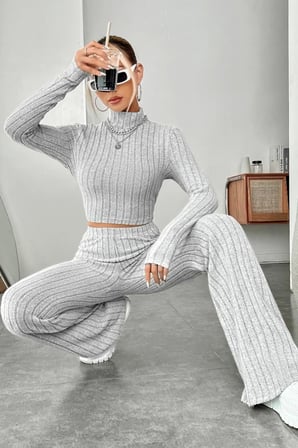 Kadın Gri Çizgili Boğazlı Crop Top Yüksek Bel Pantolon Takım Şık 2’li Set