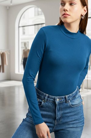 Kadın Mavi Parmak Geçmeli Uzun Kollu Body Esnek Fit Bluz