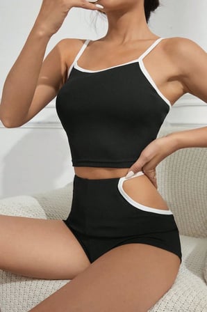 Kadın Siyah Beyaz Cut-out Detaylı Feminen Şortlu Gece Giyim Takımı