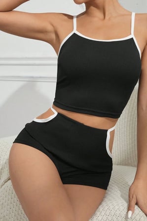 Kadın Siyah Beyaz Cut-out Detaylı Feminen Şortlu Gece Giyim Takımı