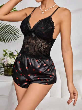 Kadın Siyah Kırmızı Kalp Desenli Saten Şortlu Pijama Takımı