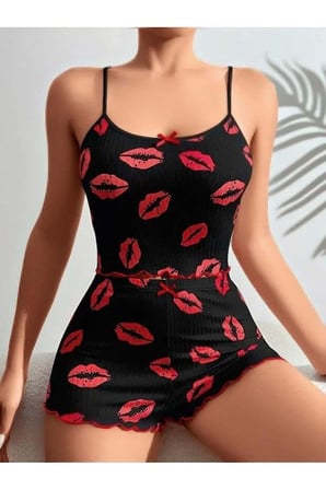 Kadın Siyah Dudak Desenli Şortlu Pijama Takımı Rahat Şık ’li Set