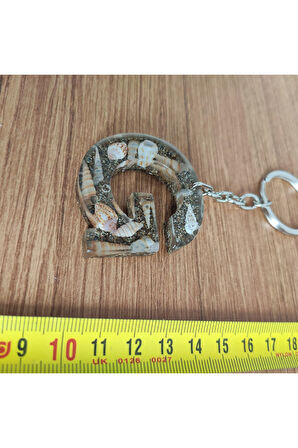 "G" HARFİ - Kıyı Esintisi Harf Anahtarlık (A–Z) – Gerçek Deniz Kabuğu, Kum ve Şeffaf Epoksi– El Yap