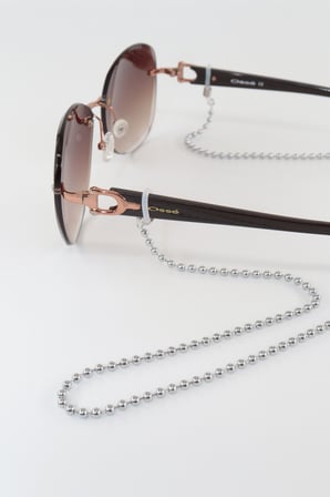 Minimalist ışıltı çelik gümüş renk unisex gözlük zinciri. Modern boncuklu gözlük ipi askısı aksesuar