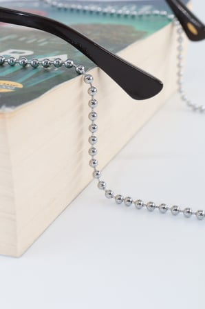 Minimalist ışıltı çelik gümüş renk unisex gözlük zinciri. Modern boncuklu gözlük ipi askısı aksesuar