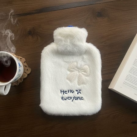 Hello Everyone Yazılı Kurdeleli Beyaz Peluş Sıcak Su Torbası  Lt – Yumuşak Kılıf, Uzun Süre Sıcak Tutan Termal Su Torbası ()