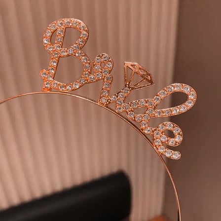 Rose Gold Renkli Taşlı “Bride” Gelin Tacı – El Yazısı Yazı Tipiyle ()