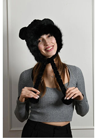 Peluş Siyah Ponponlu Kulaklık Şapka – Yumuşacık, Sıcak ve Sevimli!