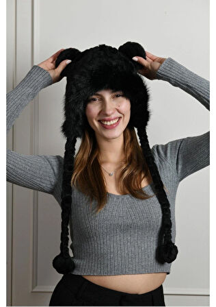 Peluş Siyah Ponponlu Kulaklık Şapka – Yumuşacık, Sıcak ve Sevimli!