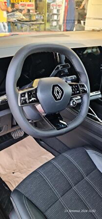 Renault Megane 5 Uyumlu Dikmeli Direksiyon Kılıfı Noktalı Desen Siyah Renk 38×10.5cm