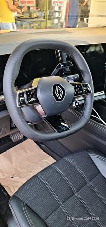 Renault Megane 5 Uyumlu Dikmeli Direksiyon Kılıfı Noktalı Desen Siyah Renk 38×10.5cm